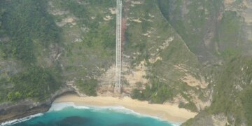 Nusa Penida Glass Project Faces Demolition as Legal Battle Unfolds