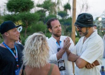 The People You Meet Outside Your Usual Circle May Change the Way You Think